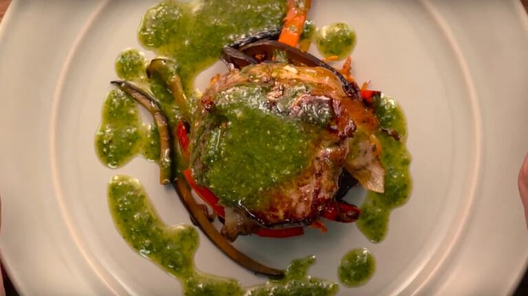 Receta fácil para un lomo en pesto con papa crocante y peperonata 