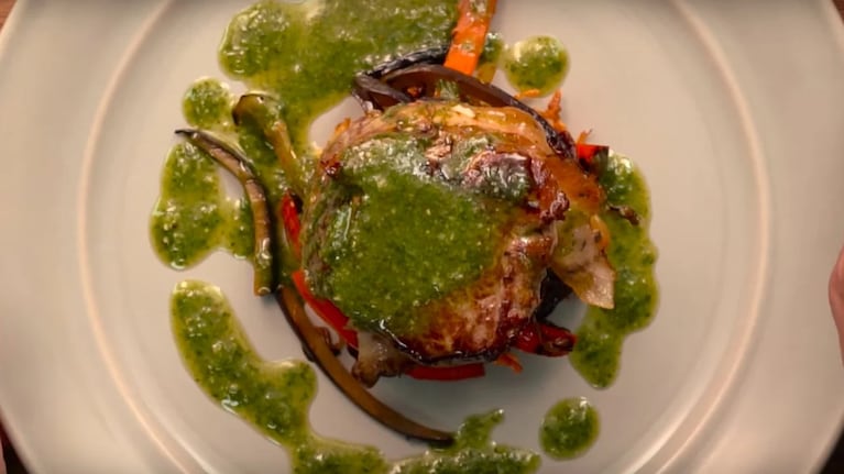 Receta fácil para un lomo en pesto con papa crocante y peperonata