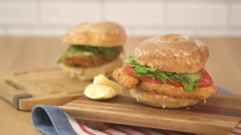 Receta fácil para un sándwich dona de pollo frito 