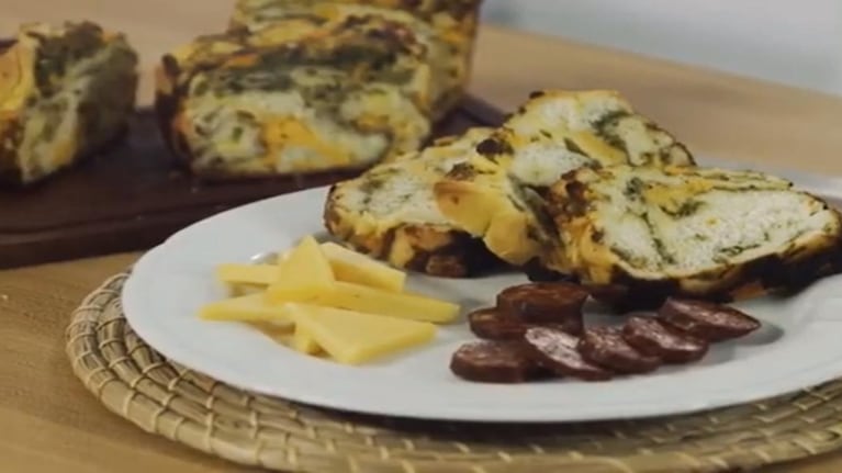 Receta simple para un pan de pesto y cheddar