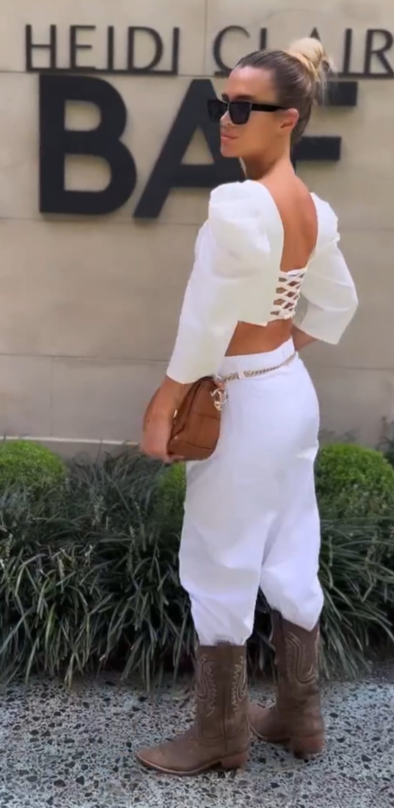 Recién llegada a Buenos Aires, Camila Homs deslumbró con un look "total white" en un exclusivo desfile