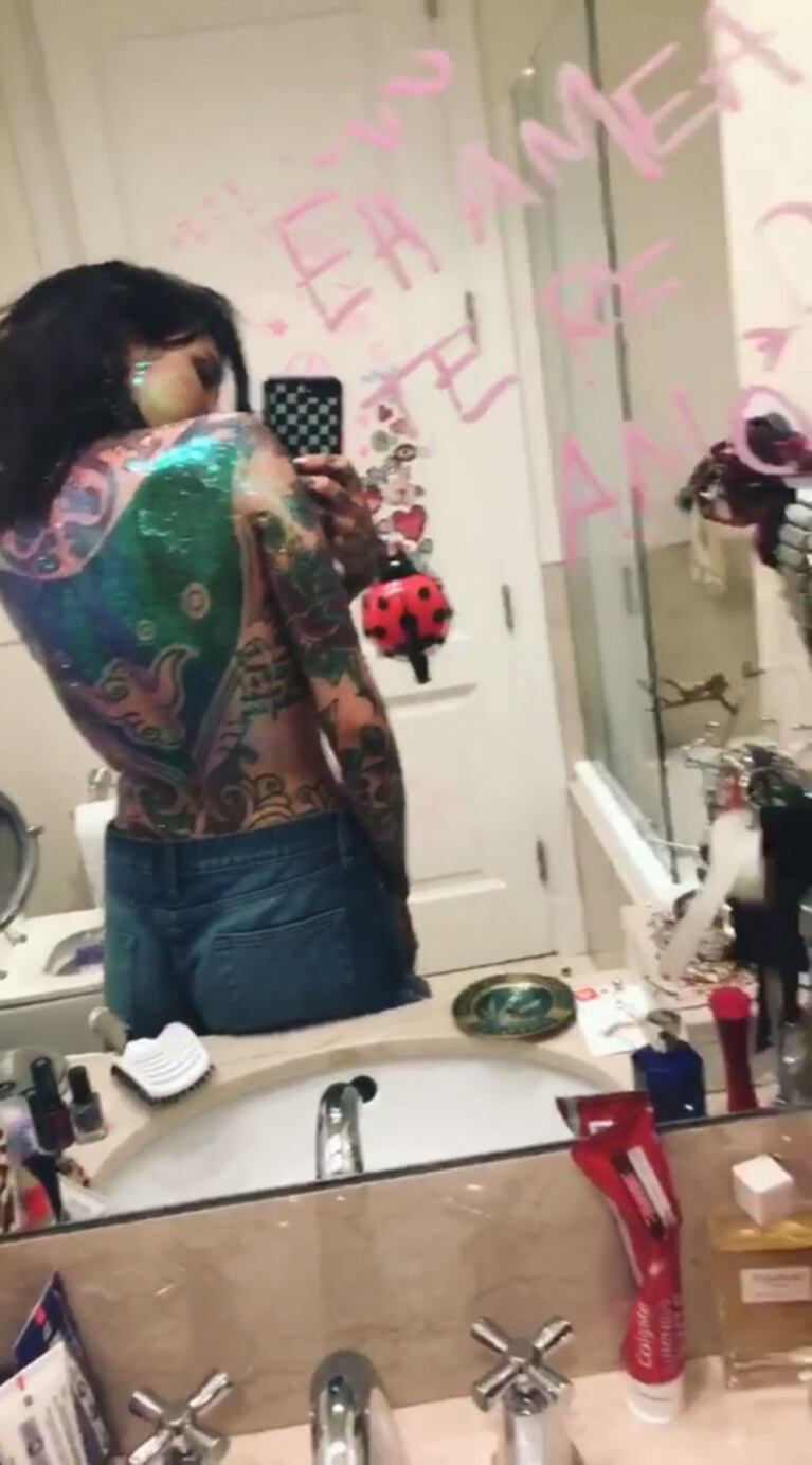 Recién separada, Cande Tinelli encendió las redes con sus selfies en topless ¡y con mucho brillo!