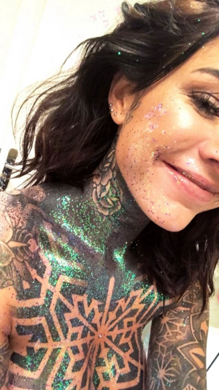 Recién separada, Cande Tinelli encendió las redes con sus selfies en topless ¡y con mucho brillo!