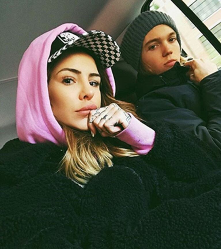 Recién separada, Cande Tinelli encendió las redes con sus selfies en topless ¡y con mucho brillo!