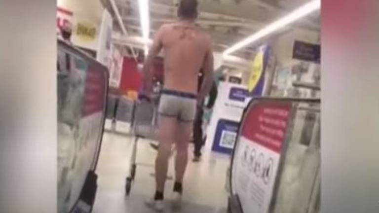Reclamo: fue en calzoncillos a una tienda porque está prohibido comprarse ropa