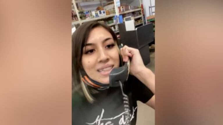 Renuncia por altoparlantes y llama a sus compañeros “racistas” y “pervertidos”