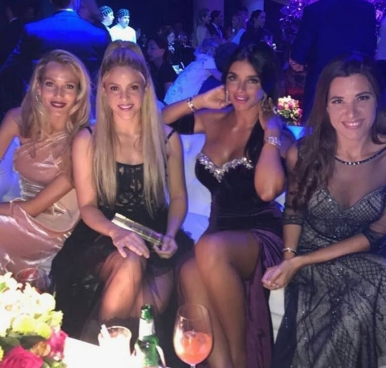 ¡Repitió el vestido! El comentado look de Shakira en el casamiento de Lionel Messi y Antonela Roccuzzo