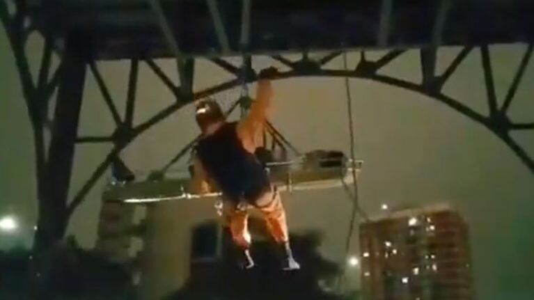 Rescataron a un hombre que se subió al puente de La Boca e intentó suicidarse