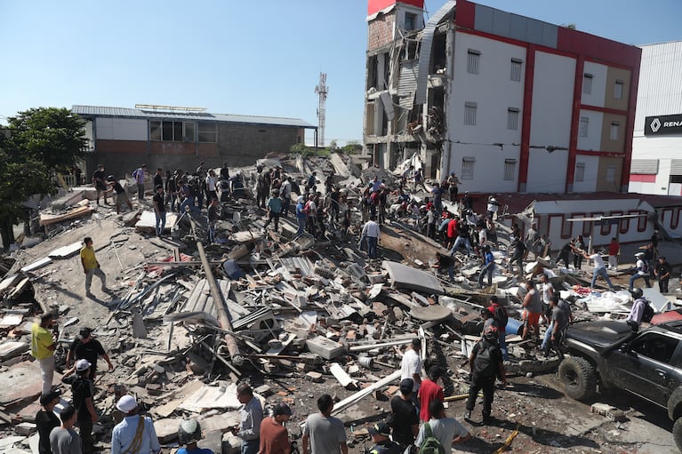 Residentes y rescatistas buscan entre los escombros de un edificio derrumbado tras un sismo ocurrido en Cali, Colombia, el lunes 10 de agosto de 2026. (AP Foto/Santiago Saldarriaga)