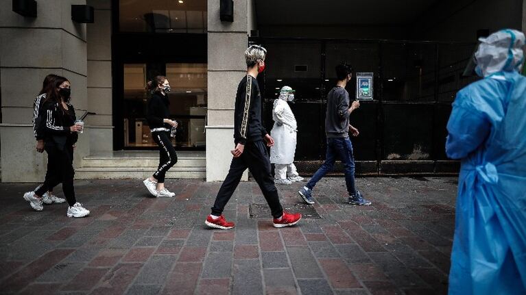  Restringirán desde mañana la circulación nocturna para bajar los contagios de coronavirus. Foto: EFE.