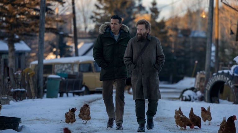 Reynolds interpreta a un piloto de la Marina estadounidense, mientras que Branagh se transforma en un particular exagente de la KGB.