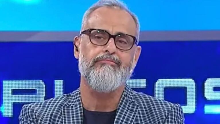 Rial y un explosivo tweet sobre la aplicación de la vacuna.