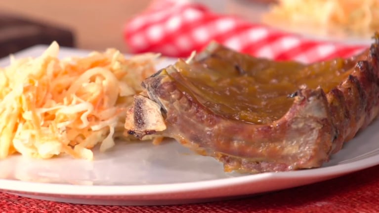 Ribs con 2 opciones de salsa y ensalada coleslaw: receta fácil, paso a paso