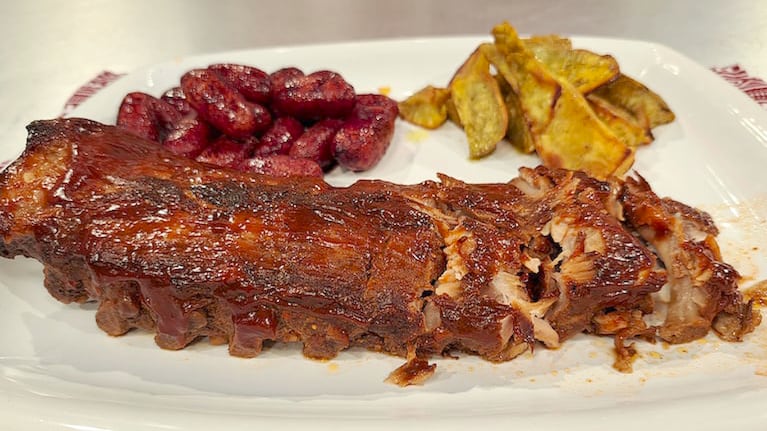 Ribs de cerdo con zanahoria y vino tinto, un variante de esta receta de origen norteamericano. Foto. Cucinare TV