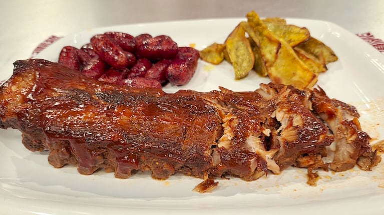 Ribs de cerdo con zanahoria y vino tinto, un variante de esta receta de origen norteamericano. Foto. Cucinare TV