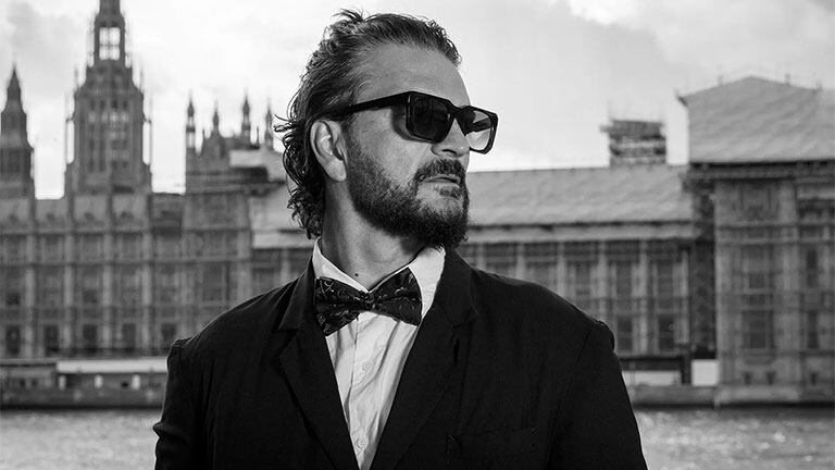 Ricardo Arjona publicó el videoclip de El Invisible, una canción sobre un triángulo amoroso