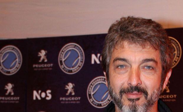 Ricardo Darín, con barba tupida, y look reo.