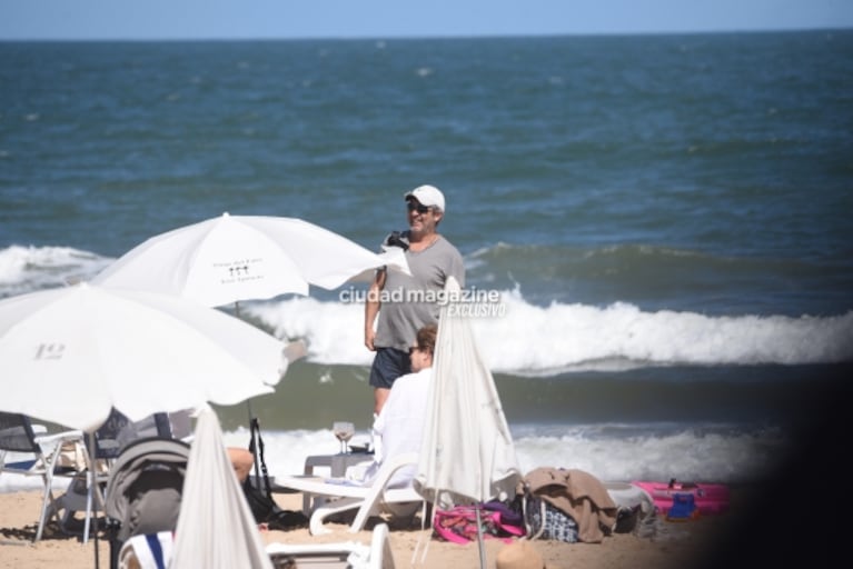 Ricardo Darín disfruta de sus vacaciones en Punta del Este: las fotos a puro relax frente al mar