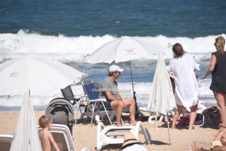 Ricardo Darín disfruta de sus vacaciones en Punta del Este: las fotos a puro relax frente al mar