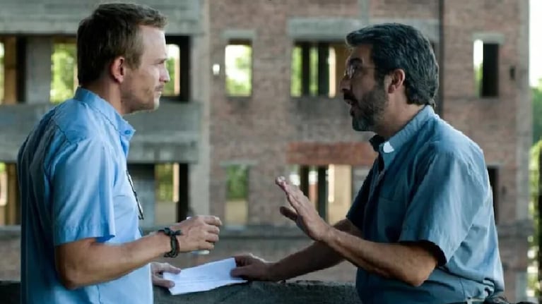 Ricardo Darín interpreta a un cura. De fondo, parte de lo que fue el llamado Elefante Blanco. 