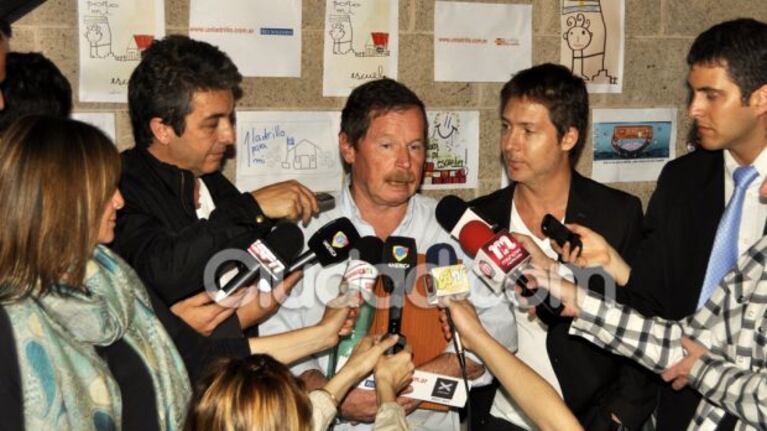 Ricardo Darín, Juan Carr y Adrián Suar, con la prensa. (Foto: Jennifer Rubio)