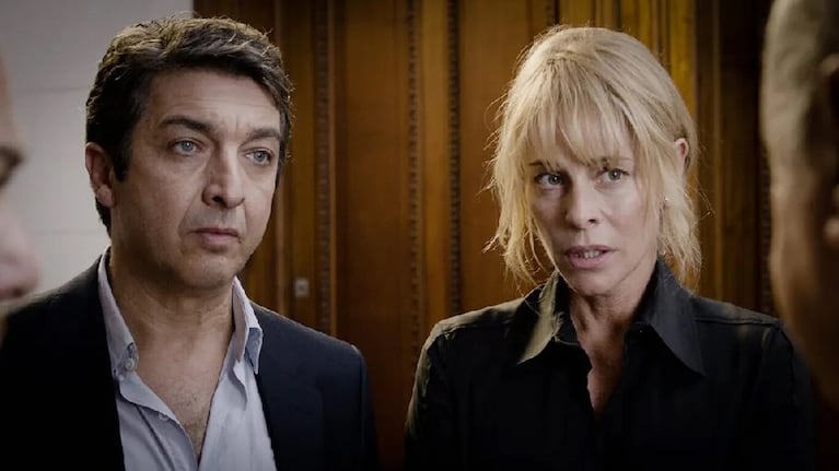 Ricardo Darín y Belén Cuesta sufren porque no encuentran a uno de sus hijos en el edificio.