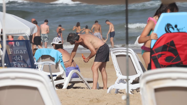 Ricardo Darín y Florencia Bas, 31 años de amor en Punta del Este. (Foto: GMPress)