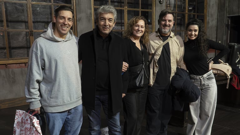 Ricardo Darín y Florencia Bas con Maxi de la Cruz, Juan Pablo Geretto y Fernanda Metilli