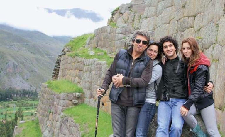 Ricardo Darín y su familia en Machu Pichu. (Foto: revista Caras)