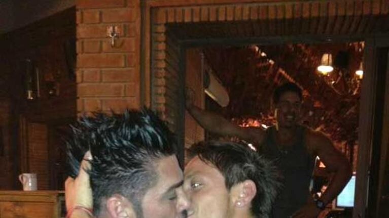 Ricardo Fort, a los besos con Jonatan Conejeros. (Foto: Twitter Ricardo Fort)