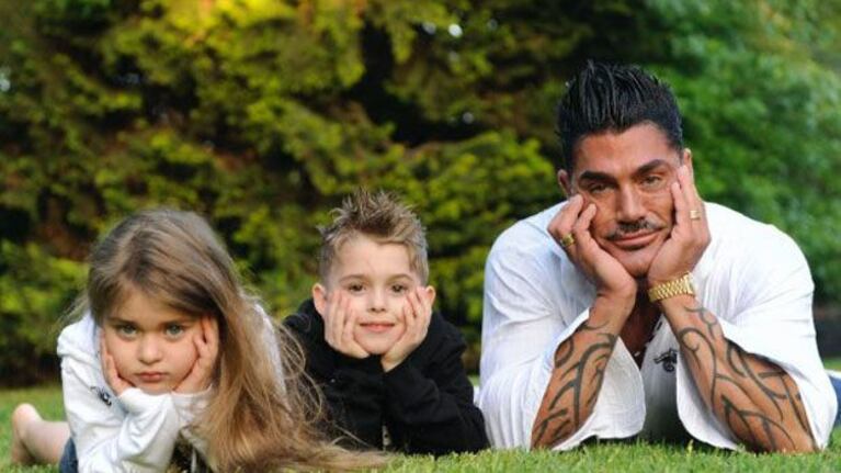 Ricardo Fort con sus hijos mellizos Marta y Felipe. (Foto: Web).