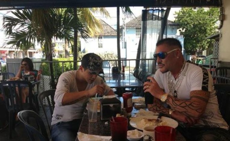 Ricardo Fort y Rodrigo Díaz, enamorados en Miami (Foto: Twitter). 