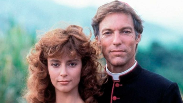 Richard Chamberlain y Rachel Ward en El pájaro canta hasta morir (Foto: IMDB)