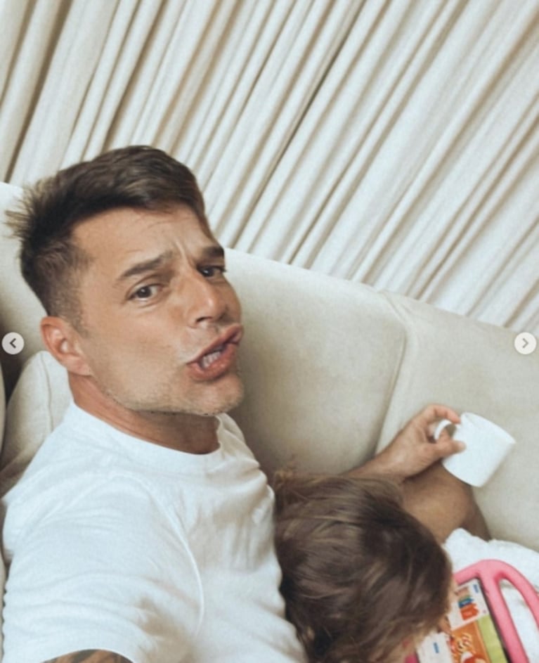 Ricky Martin compartió las fotos más tiernas haciendo "fiaca" con su hija Lucía: "De vuelta a casa"