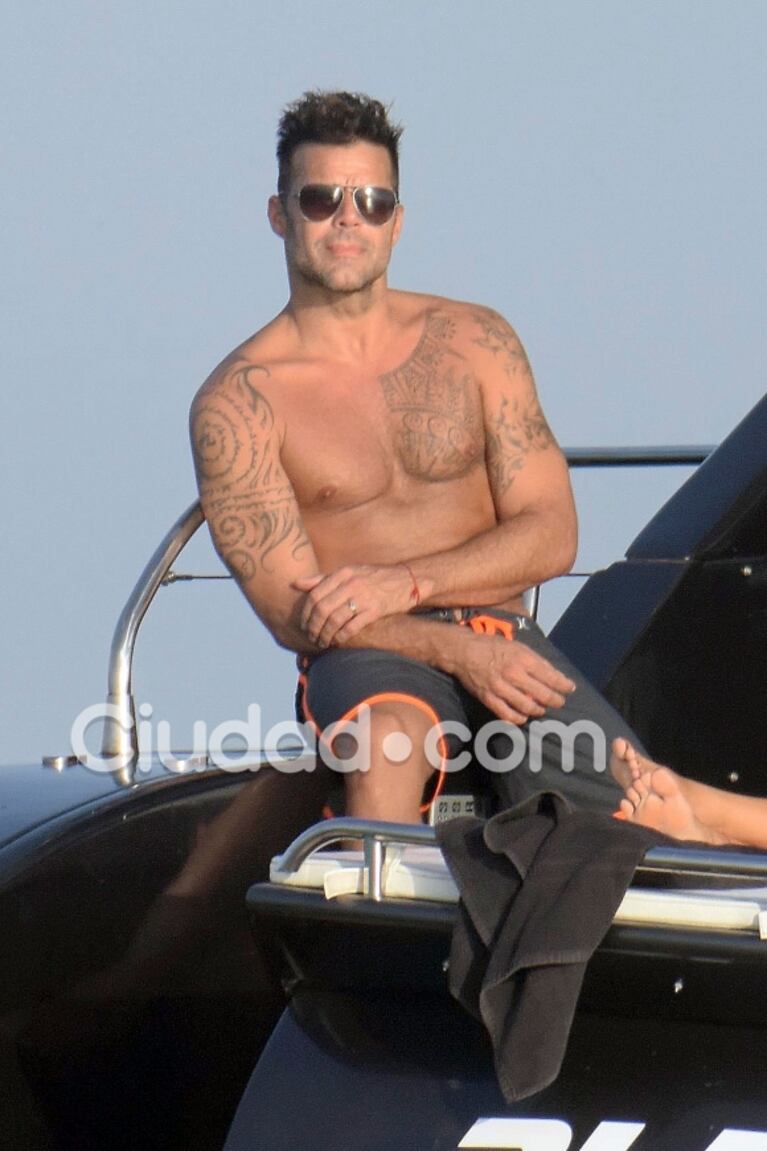 Ricky Martin, de vacaciones con su novio en Ibiza: miradas cómplices en el Mediterráneo