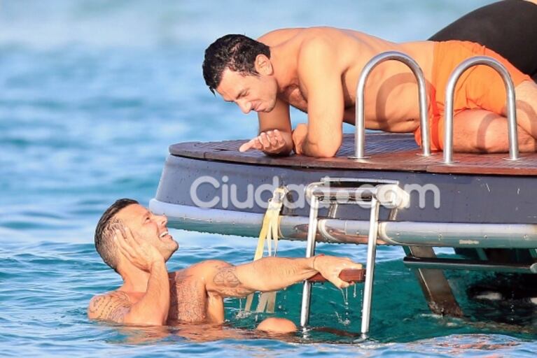 Ricky Martin, de vacaciones con su novio en Ibiza: miradas cómplices en el Mediterráneo