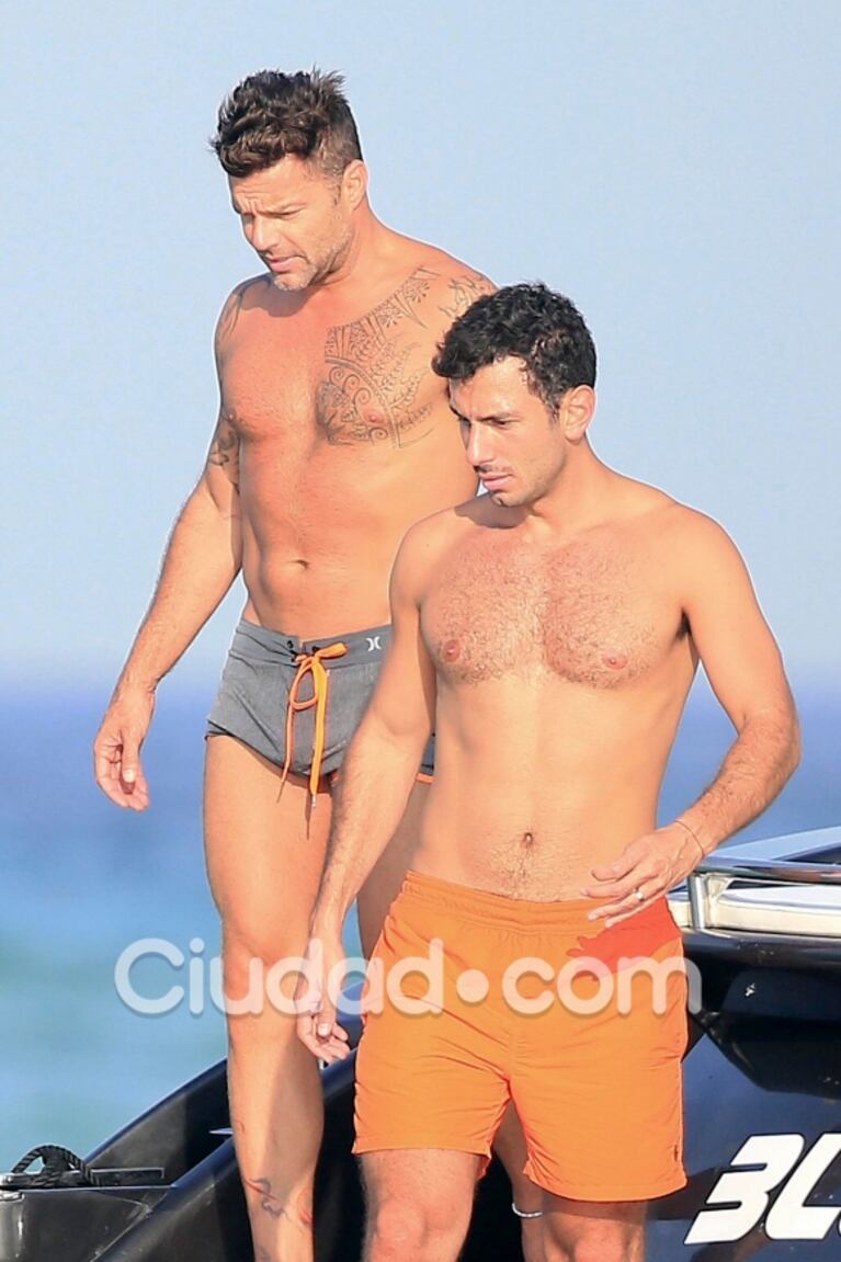 Ricky Martin, de vacaciones con su novio en Ibiza: miradas cómplices en el Mediterráneo