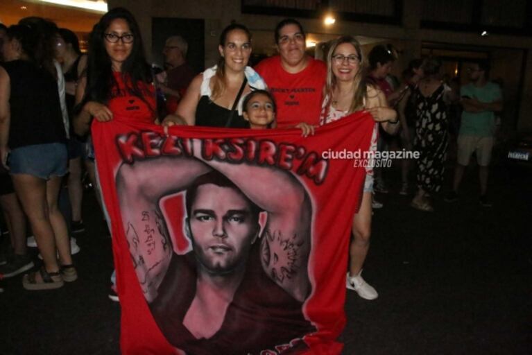 Ricky Martin en Argentina: las fotos del saludo del cantante a los fans que se acercaron a verlo