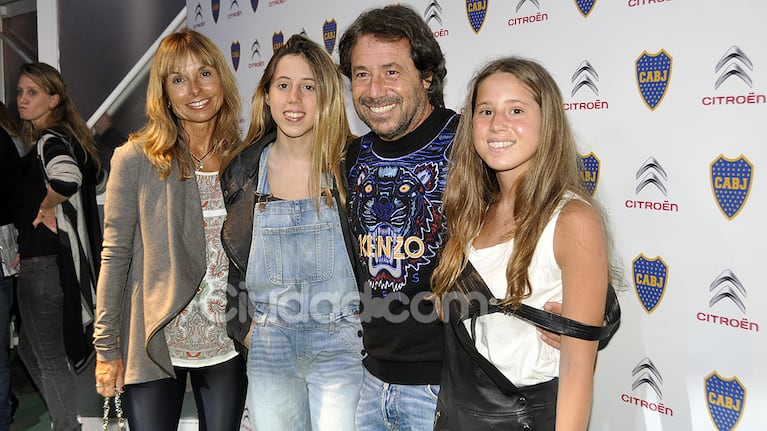 Ricky Sarkany y su familia, hinchada top de Boca (Fotos Jennifer Rubio)..jpg