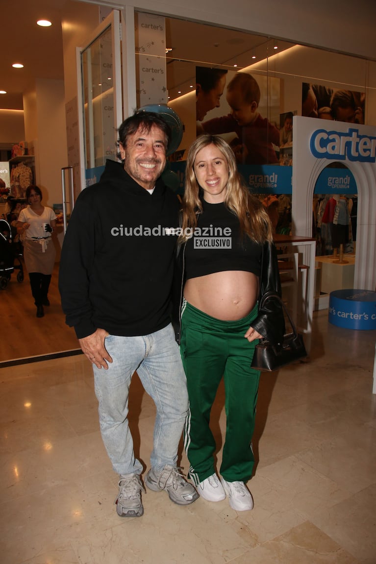 Ricky y Clara Sarkany en la apertura de una tienda infantil (Foto: Movilpress).