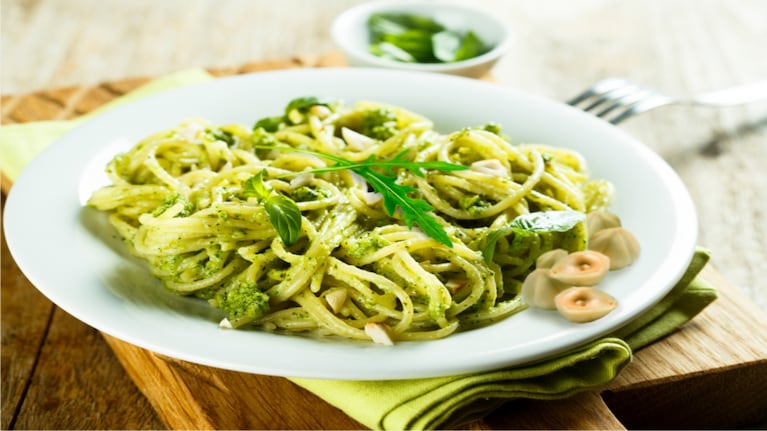 Rigatoni con pesto de rúcula: un festín de pasta con un toque fresco y audaz