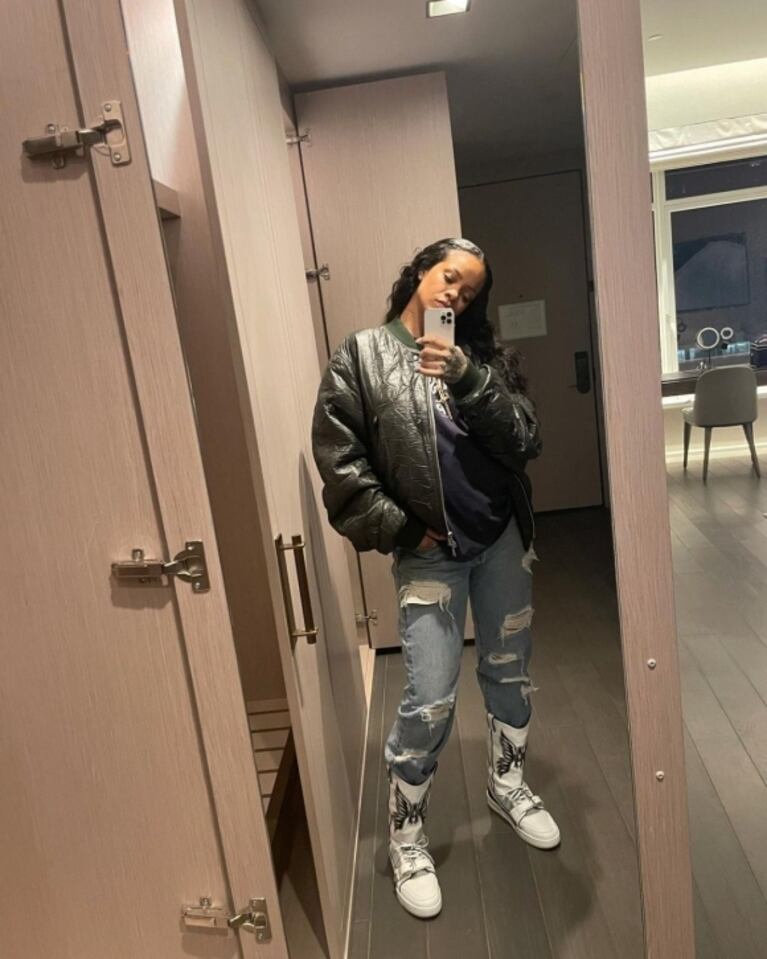 Rihanna anunció su embarazo junto a A$AP Rocky y lució su pancita con un look súper fashionista