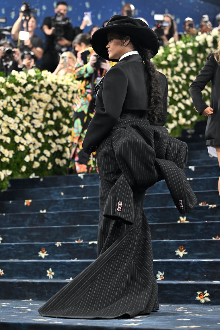 Rihanna asiste a la gala benéfica del Instituto del Vestido del Museo Metropolitano de Arte que celebra la inauguración de la exposición "Superfine: Tailoring Black Style" el lunes 5 de mayo de 2025, en Nueva York. (Foto Evan Agostini/Invision/AP)