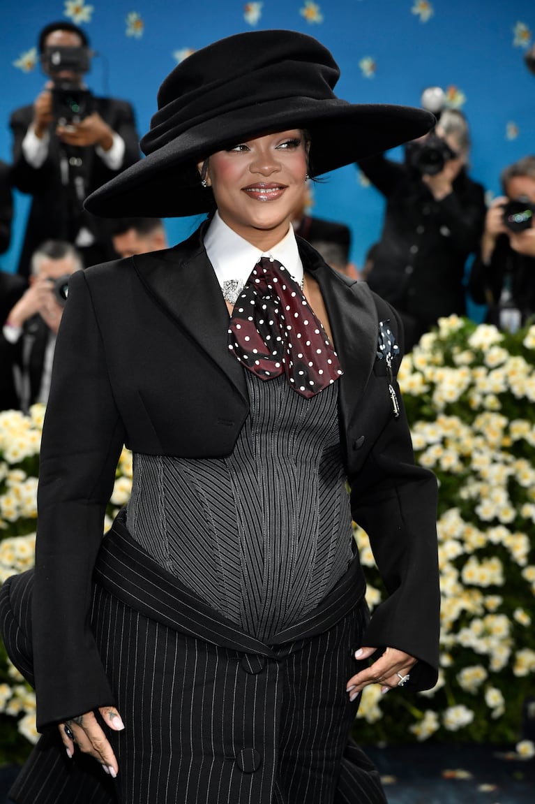 Rihanna asiste a la gala benéfica del Instituto del Vestido del Museo Metropolitano de Arte que celebra la inauguración de la exposición "Superfine: Tailoring Black Style" el lunes 5 de mayo de 2025, en Nueva York. (Foto Evan Agostini/Invision/AP)
