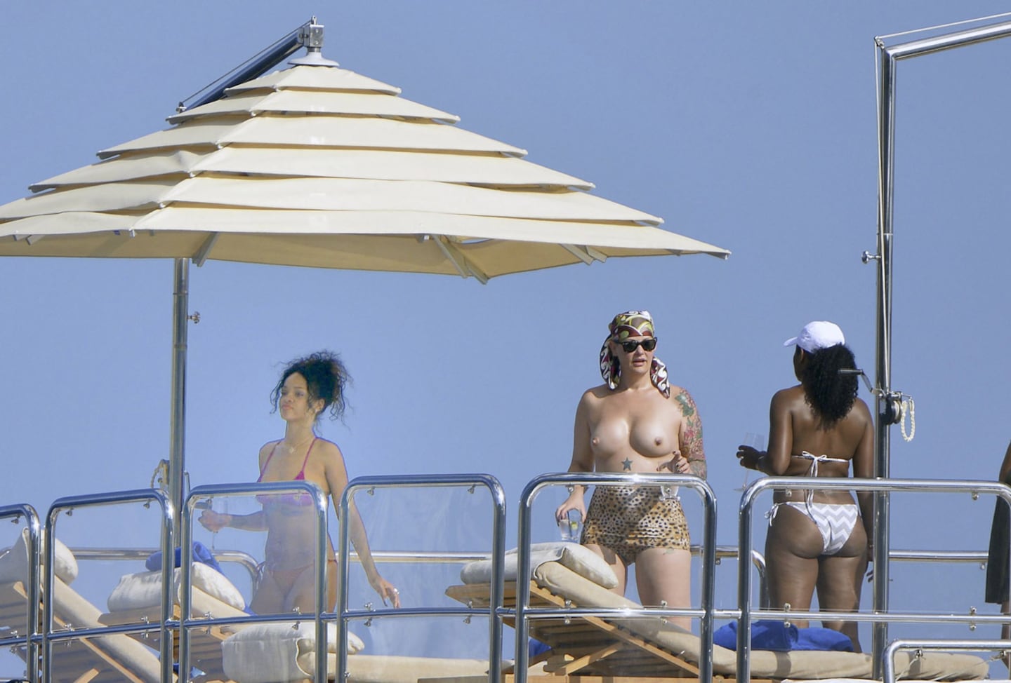 Rihanna, con una amiga en Italia. (Foto: Grosby Group)
