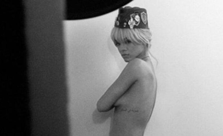 Rihanna posa sensualmente para la revista Esquire (Foto: Web). 