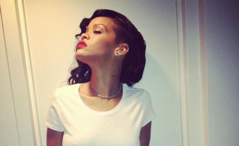 Rihanna posando para fines benéficos. (Foto: Twitter)