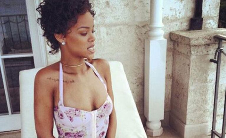 Rihanna y su aplique para los dientes. (Foto: Twitter @rihanna)