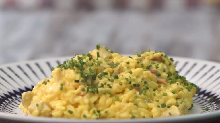 Risotto de pollo, azafrán y mascarpone: el paso a paso de una receta fácil