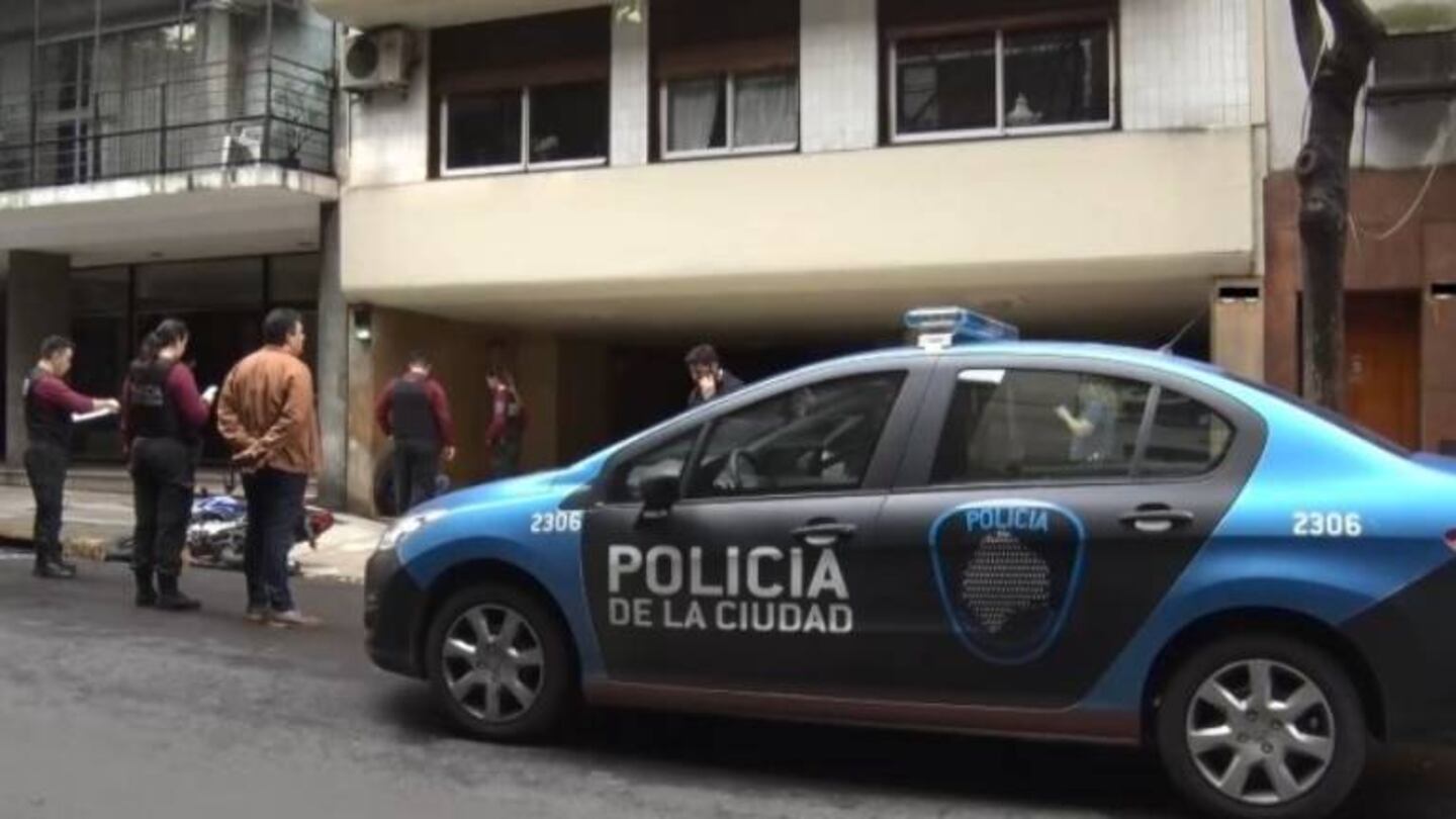 Roban en dos departamentos en Núñez y son buscados por la filmación de una cámara de seguridad